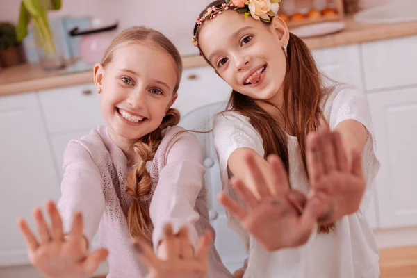 Encantadores adolescentes estirando sus manos a la cámara —  Fotos de Stock