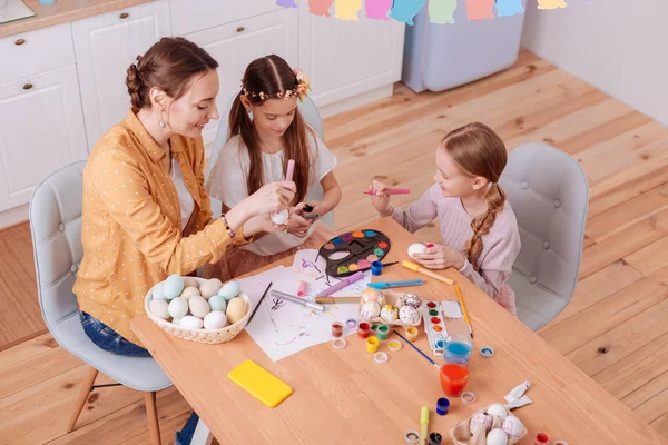 Imagem de baixo ângulo de família feliz que pintar ovos — Fotografia de Stock