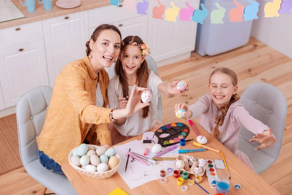 Encantada joven madre pasando los fines de semana con sus hijos — Foto de Stock