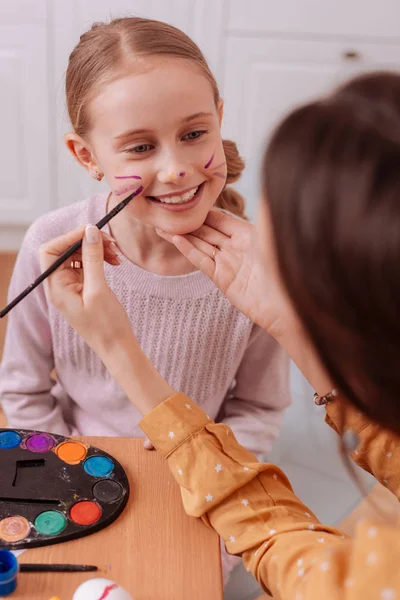 Porträtt av charmig flicka som väntar för makeup — Stockfoto