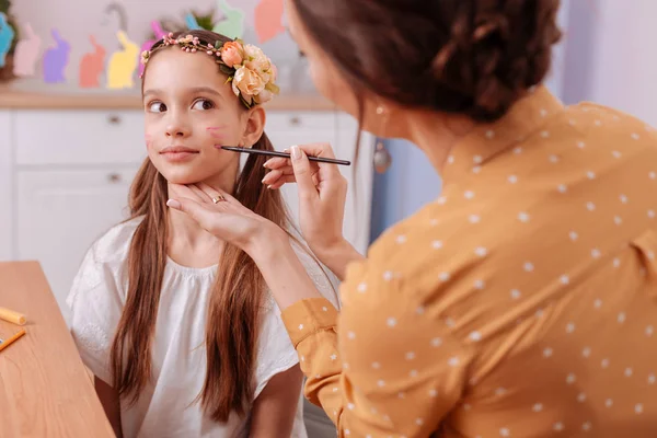 彼女のママを見つめて感情的なブルネットの少女 — ストック写真