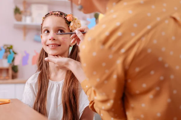 Pozitivní potěšen, dlouhosrstá dívka při pohledu na její máma — Stock fotografie