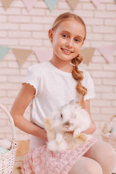 Portret uroczy dziewczyna tego królika gospodarstwa — Zdjęcie stockowe