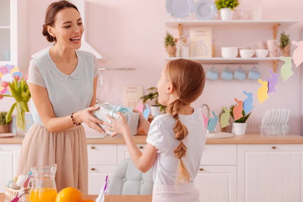 Positivo encantado joven madre tomando caja de regalo —  Fotos de Stock