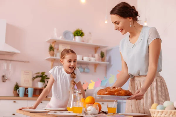 Positief blij brunette vrouw met plaat met gebak — Stockfoto