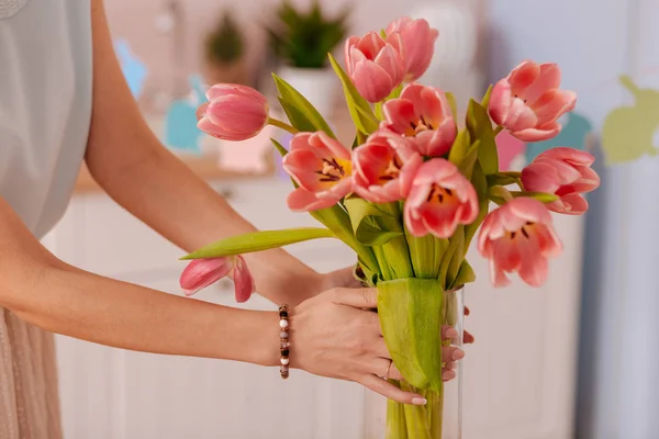 Primer plano de las manos femeninas que sostienen las flores — Foto de Stock