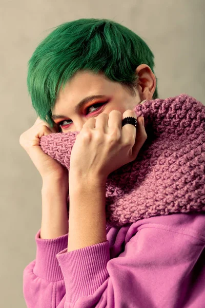 Bella donna attraente tenendo la sua sciarpa rosa — Foto Stock