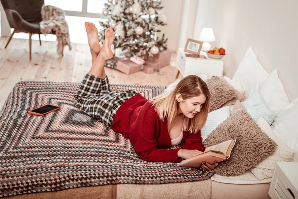 Señora curiosa concentrada pasar tiempo en casa y leer libro — Foto de Stock