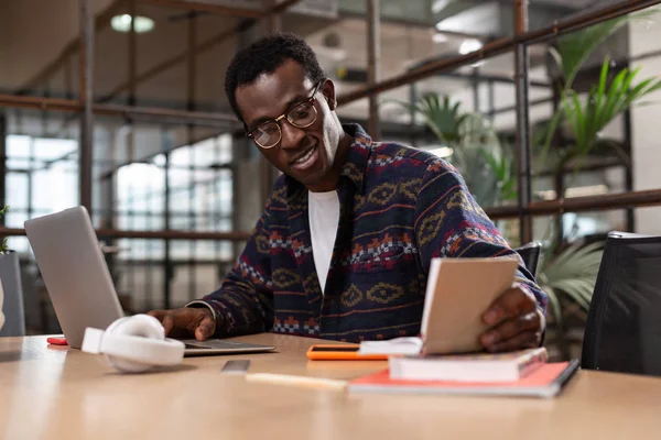 Man het maken van notities tijdens het werken met een computer — Stockfoto