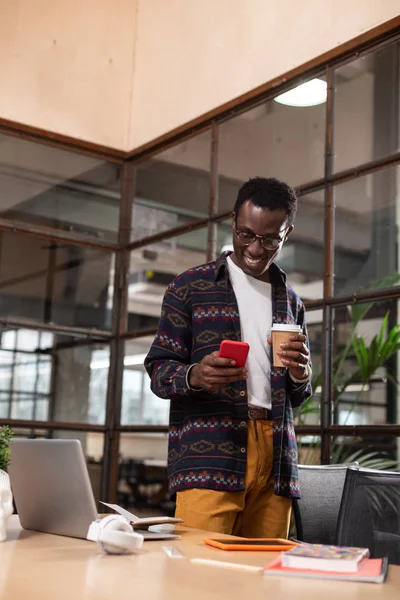 Ο άνθρωπος γραπτών μηνυμάτων με τους φίλους σας στο γραφείο, χρησιμοποιώντας ένα smartphone — Φωτογραφία Αρχείου