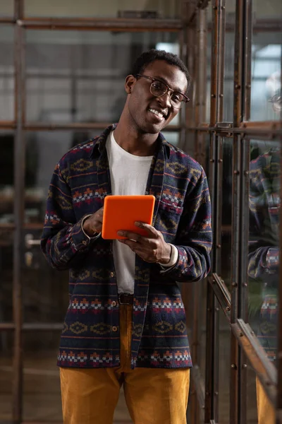 Mann macht sich mit einer App auf seinem Tablet wichtige Notizen — Stockfoto