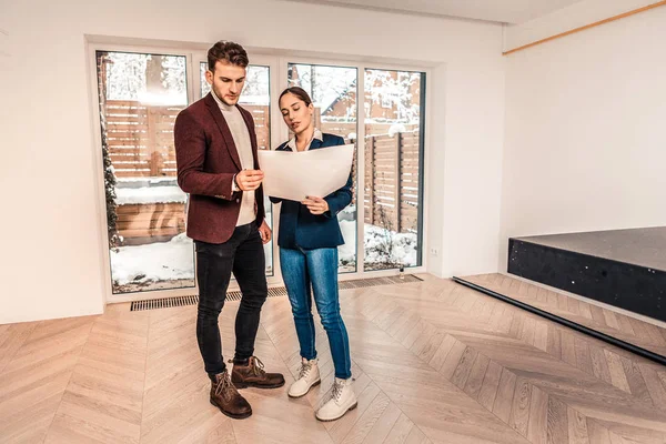 Profissional agente imobiliário feminino mostrando o plano de casa — Fotografia de Stock