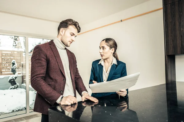 Dark-haired zakenman makelaar aandachtig beluisteren met baard — Stockfoto