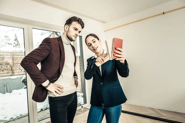 Designer de interiores profissional ajudando seu cliente na escolha da cor — Fotografia de Stock