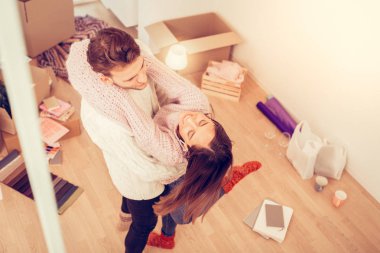 Esmer karı yakışıklı erkeğini sarılma Kırmızı çorap giyen