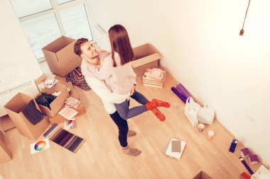 Yakışıklı sakallı kocası onun güzel kız elinde iplik