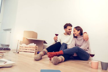 Yeni evli çift ilk gece yeni evde harcama