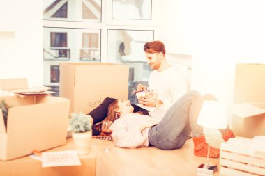 Kaç kutu dolu odada katta yemek yerken