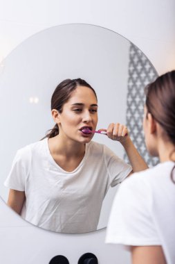 Çalışmak için kadın çıkmadan sabahları diş fırçalama