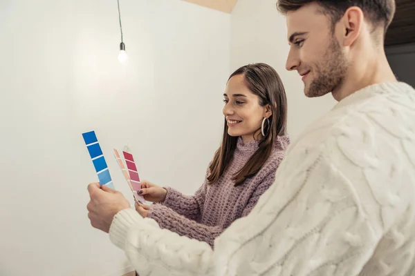 Mann und Frau fühlen sich kreativ und kombinieren Farben für das Schlafzimmer — Stockfoto