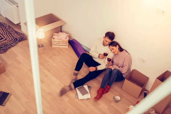 Esposa apoiando-se no ombro de seu homem enquanto bebe vinho — Fotografia de Stock