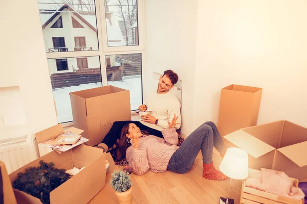 Couple chilling and eating some dinner before unpacking their stuff — Stock Photo, Image