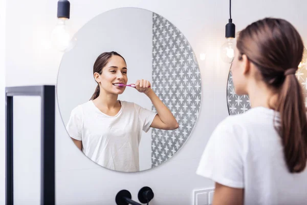 Empresaria con camisa blanca cepillándose los dientes por la mañana — Foto de Stock