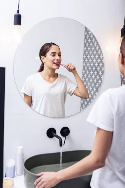 Fiatal gyönyörű nő állt közel mosogató foga fogmosás közben — Stock Fotó