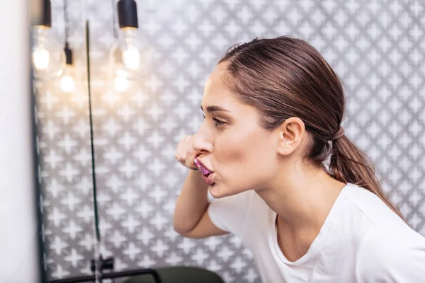 Mulher usando camisa branca escovando dentes antes do café da manhã — Fotografia de Stock