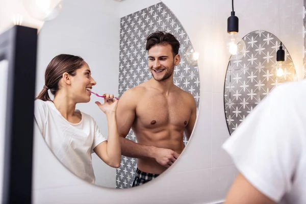 Сексуальный муж с красивым прессом стоит рядом с женой в ванной. — стоковое фото