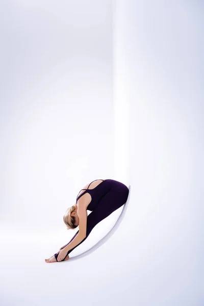 Agradável flexível boa aparência mulher inclinada para a frente — Fotografia de Stock