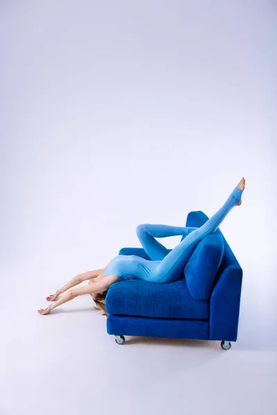 매력적인 잘 지어진된 여자는 소파에 누워 — 스톡 사진