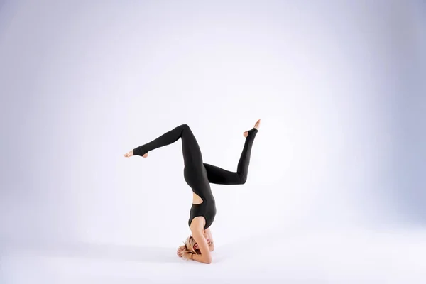 Ausgebildete, fitte Akrobatin beim Training — Stockfoto