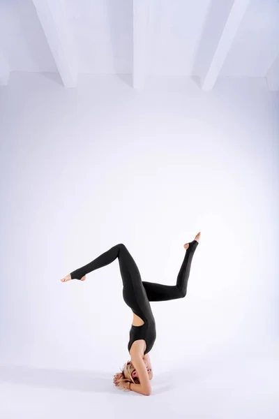 Ciddi sıska genç kadın bacaklarını hareket — Stok fotoğraf