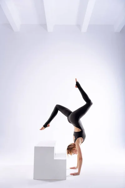 Szép jó látszó nő mozog a lába a levegőben — Stock Fotó