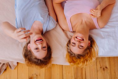 İki kardeş mutlu harcama zaman birlikte hissederken gülüyor