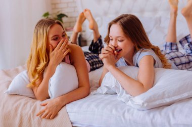 İki güzel sarışın kız önce uyku gülüyor