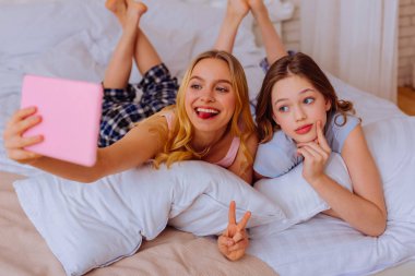 Büyük kardeş selfie sevimli genç kız kardeşi ile yapma