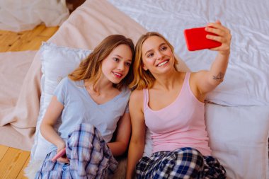 Elini selfie kardeş ile yapım dövme ile gülen kız kardeşi