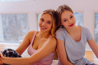 Şaşırtıcı harcama gün birlikte duygu iki gülen kız kardeş