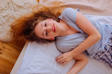 Yatak odasında ürpertici güzel mavi gözlü genç kız