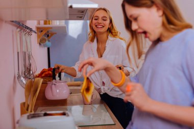 Ablası sıcak ekmek dokunmadan kız kardeşi izlerken gülmekten