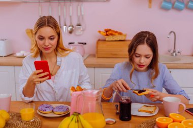 Abla kardeş ile Kahvaltı yaparken onun e-posta kontrol