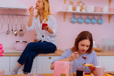 Yaşlı ve genç kız lezzetli kahvaltı