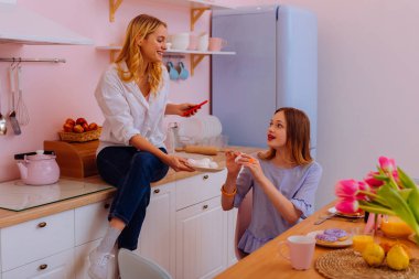 Tatlılar kahvaltı sırasında paylaşım iki tatlı yakışıklı kız kardeş