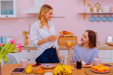 Suyu içme ve planlarını hafta sonu için tartışan kardeşler