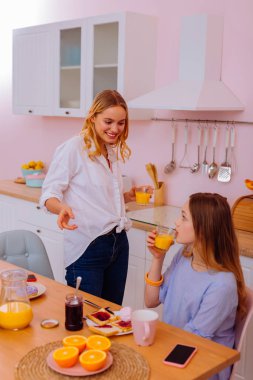 Sağlıklı yaşam taze sıkılmış suyu içme önde gelen kız