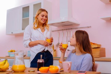 Kot pantolon ve onun kardeş kahvaltıda katılmadan forması giyen kız kardeşi