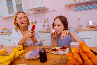 Kız kardeşi onun kardeş çok tatlılar yemek filme gülüyor