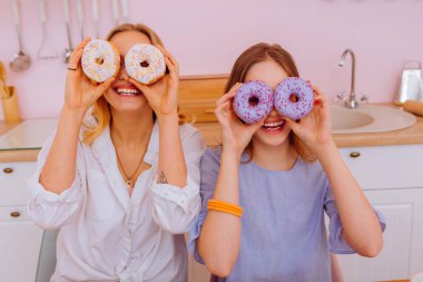 Lezzetli tatlı çörek gözler yakın tutan kız